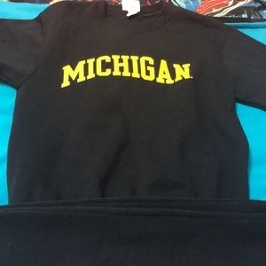 University of Michigan sweater youth size med8)